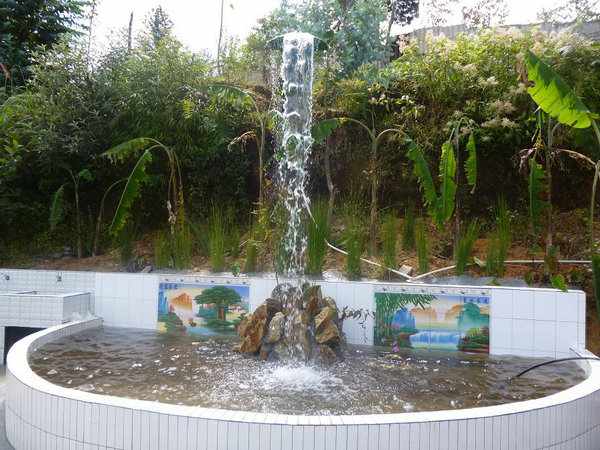 潺潺流水绕家园 瀑布水车日夜行